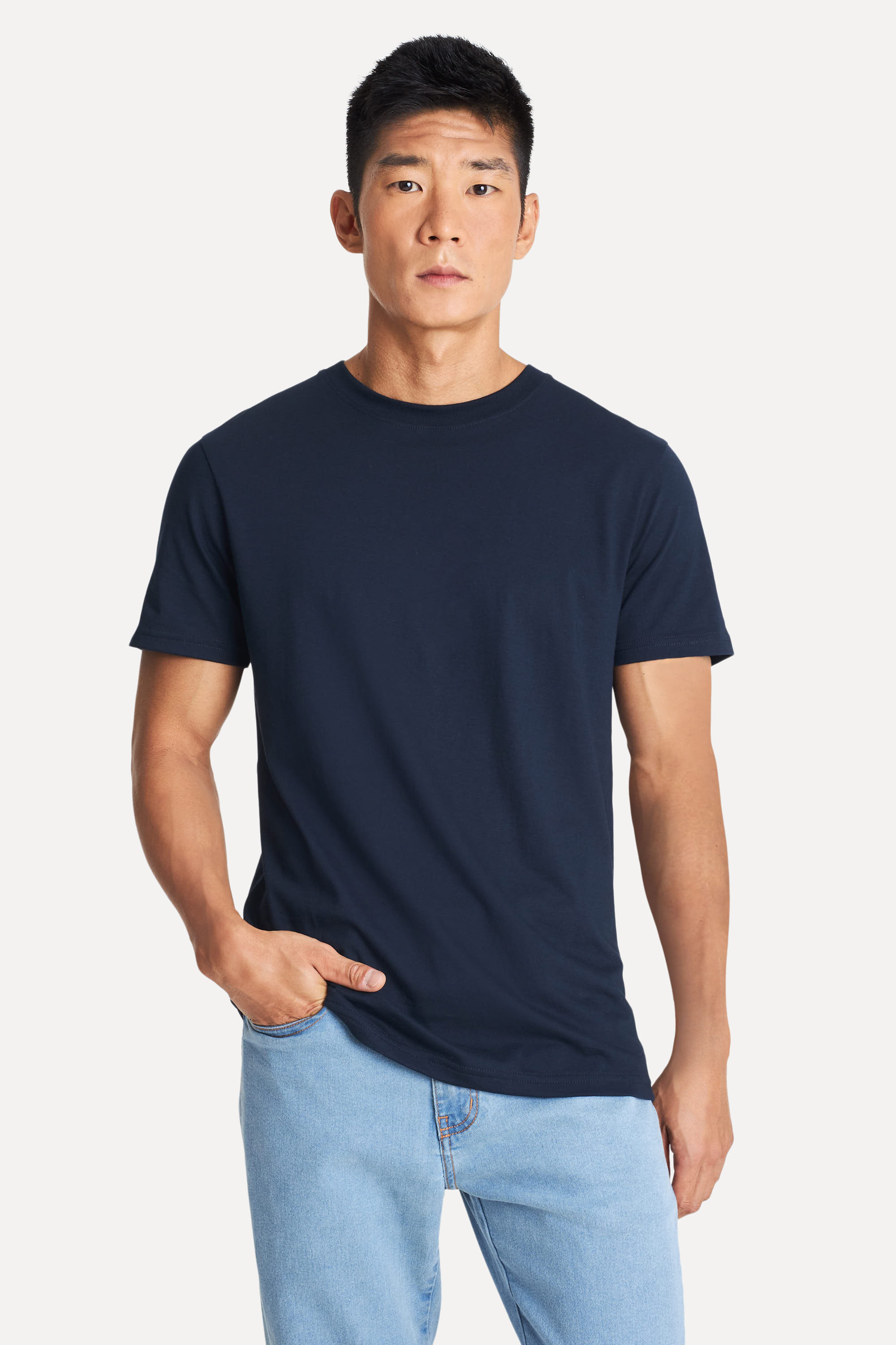 <p>
<strong>Camiseta Básica Masculina de Algodão Peruano Manga Curta</strong> é a escolha perfeita para quem busca qualidade, conforto e estilo em uma única peça. Confeccionada com <strong>algodão premium</strong>, produzido no Peru, reconhecido como um dos melhores algodões do mundo, esta camiseta oferece um <strong>toque sedoso e inigualável</strong>. Seu design básico e atemporal, com <strong>manga curta</strong> e <strong>decote redondo</strong>, proporciona versatilidade para compor diferentes looks e se adaptar a diversas ocasiões. Seja para um dia casual ou um evento mais descontraído, esta camiseta premium garante <strong>sofisticação e bem-estar</strong>.
</p>

<p><u>Características Principais:</u></p>
<ul>
  <li><strong>Material Premium:</strong> Confeccionada em algodão peruano, conhecido por sua maciez e durabilidade excepcionais.</li>
  <li><strong>Conforto Extremo:</strong> Tecido sedoso que proporciona uma sensação agradável na pele, ideal para uso diário.</li>
  <li><strong>Design Versátil:</strong> Estilo básico com manga curta e decote redondo, fácil de combinar com diversas peças do guarda-roupa.</li>
  <li><strong>Modelagem Perfeita:</strong> Corte regular que se adapta bem a diferentes tipos de corpo, garantindo um visual alinhado e elegante.</li>
  <li><strong>Acabamento de Qualidade:</strong> Detalhes refinados que asseguram durabilidade e um caimento perfeito.</li>
</ul>