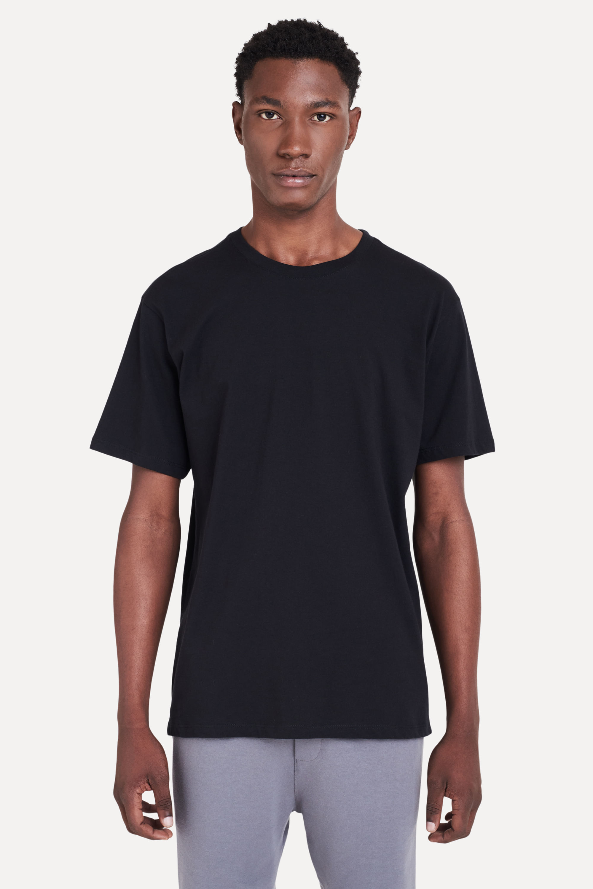 <p>
<strong>A Camiseta Básica Masculina Simples de Manga Curta</strong> é a peça coringa ideal para compor qualquer look. Confeccionada em <strong>malha de algodão com toque macio</strong>, esta camiseta oferece <strong>conforto excepcional</strong> e <strong>durabilidade</strong>. Seu design inclui um <strong>decote redondo clássico</strong>, <strong>caimento reto</strong> e <strong>acabamento simples</strong>, proporcionando um visual alinhado e versátil para diversas ocasiões. Seja para um estilo casual ou mais despojado, esta <strong>camiseta básica</strong> é indispensável no guarda-roupa masculino, garantindo <strong>praticidade</strong> e <strong>elegância</strong> em uma única peça.
</p>

<p><u>Características Principais:</u></p>
<ul>
  <li><strong>Material Premium:</strong> Confeccionada em malha de algodão com toque macio, proporcionando conforto e durabilidade.</li>
  <li><strong>Design Versátil:</strong> Decote redondo clássico e caimento reto que combinam facilmente com diversas peças do guarda-roupa.</li>
  <li><strong>Conforto Extremo:</strong> Tecido suave que oferece uma sensação agradável na pele durante todo o uso.</li>
  <li><strong>Modelagem Perfeita:</strong> Corte regular que se adapta bem a diferentes tipos de corpo, proporcionando um visual alinhado e confortável.</li>
</ul>