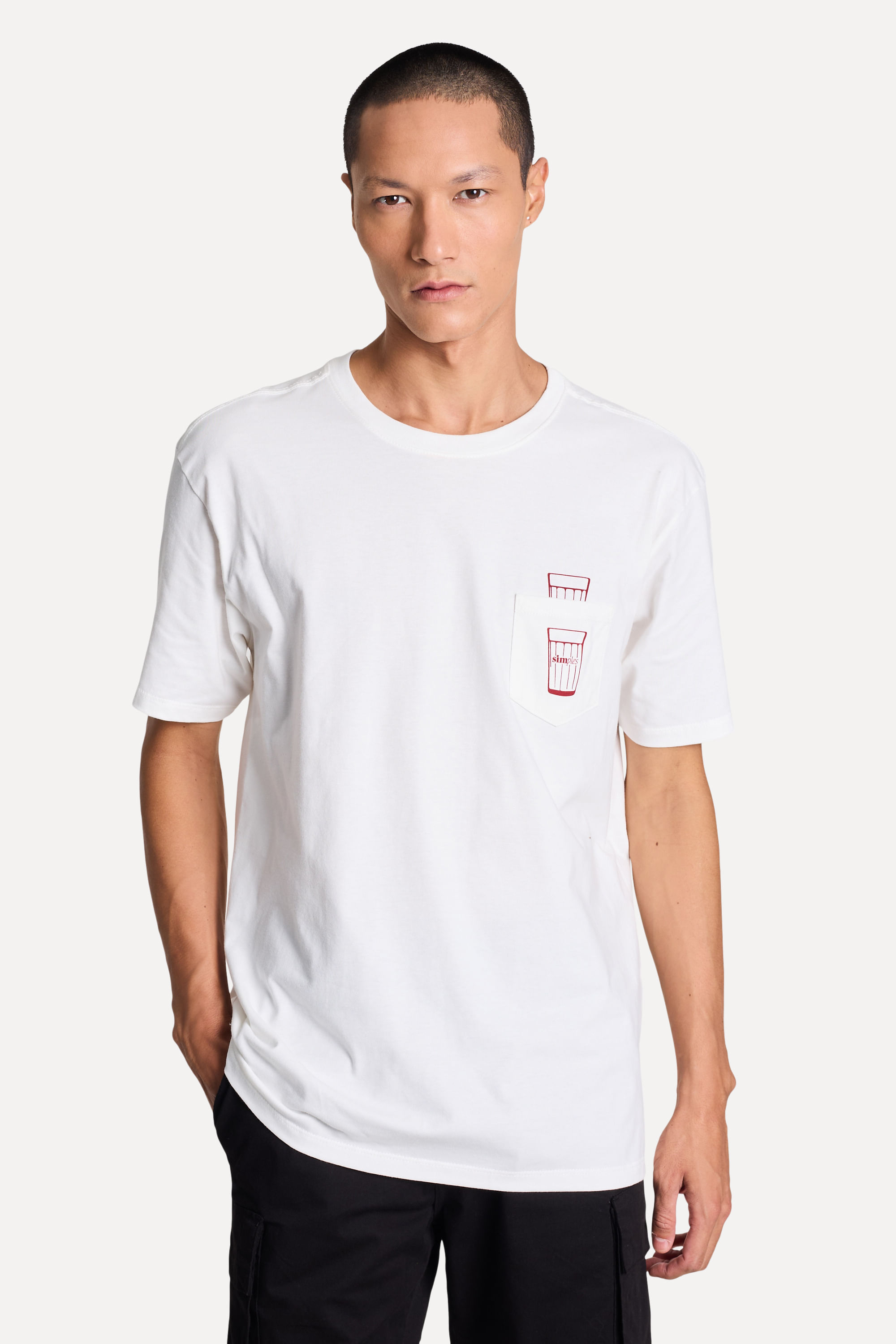 Camiseta em modelagem oversized, gola careca e manga curta, sua malha 100% algodão, tem toque macio e caimento confortável.