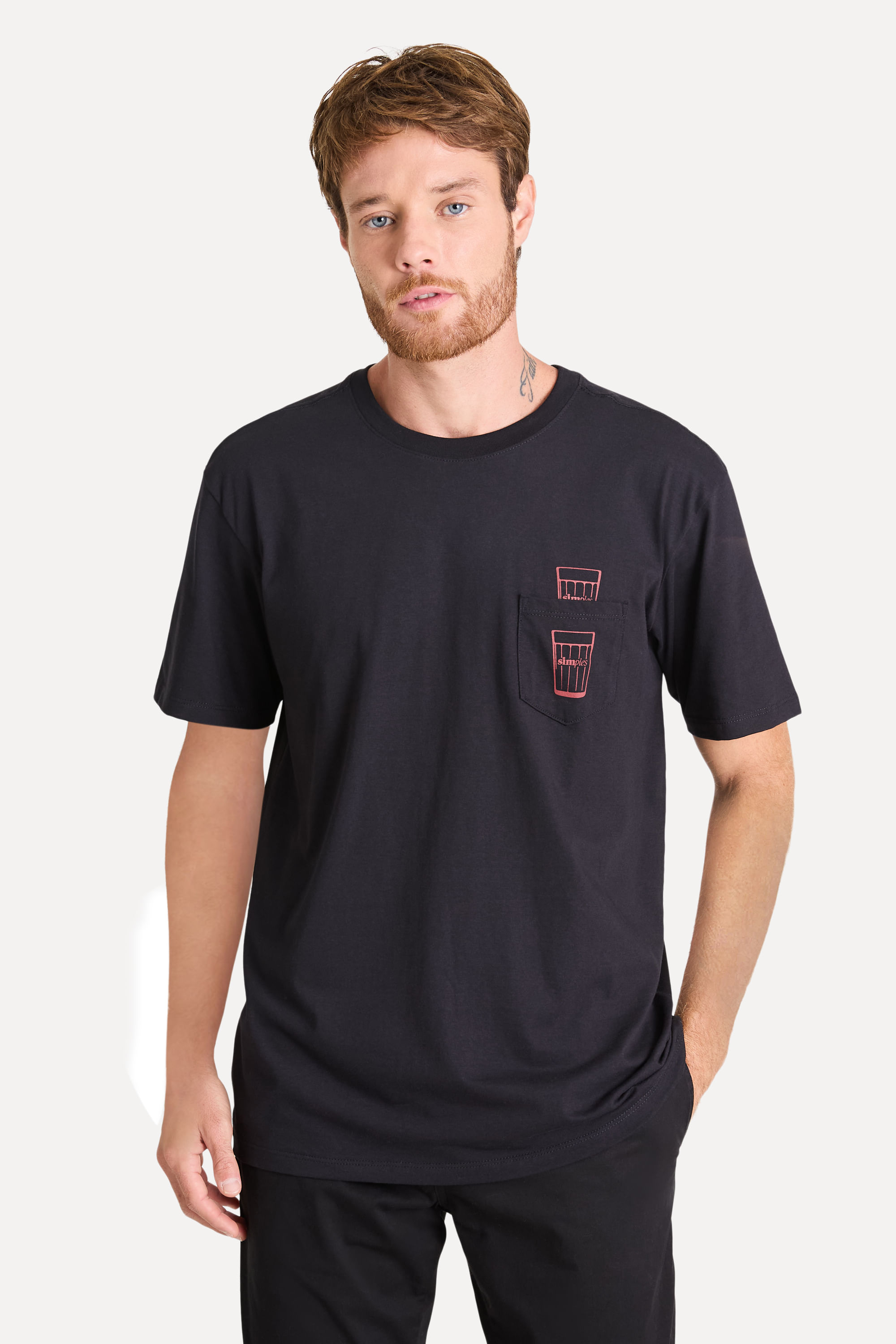 Camiseta em modelagem oversized, gola careca e manga curta, sua malha 100% algodão, tem toque macio e caimento confortável.