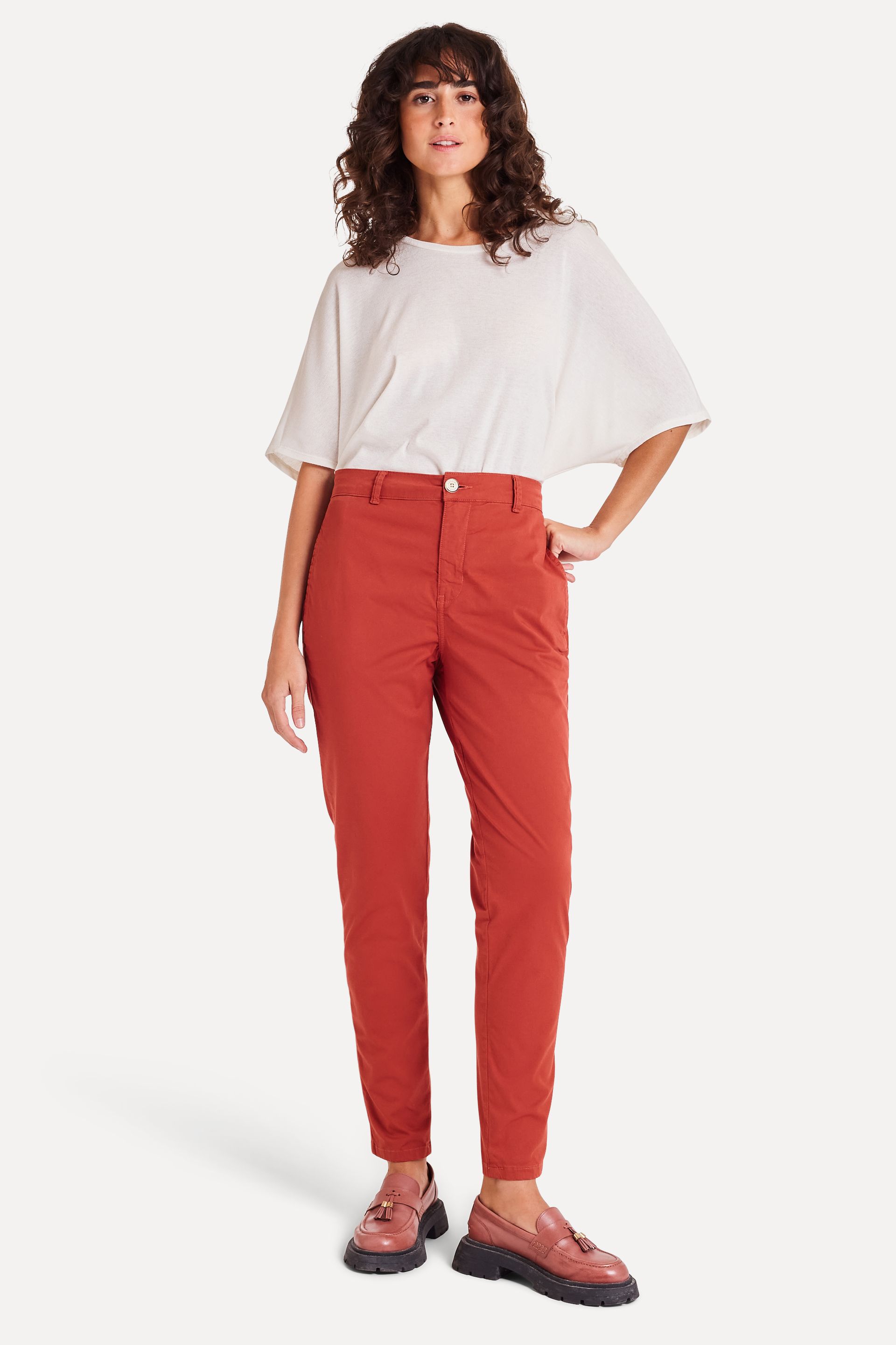 Calça Chino Reta Feminino Simples de Sarja