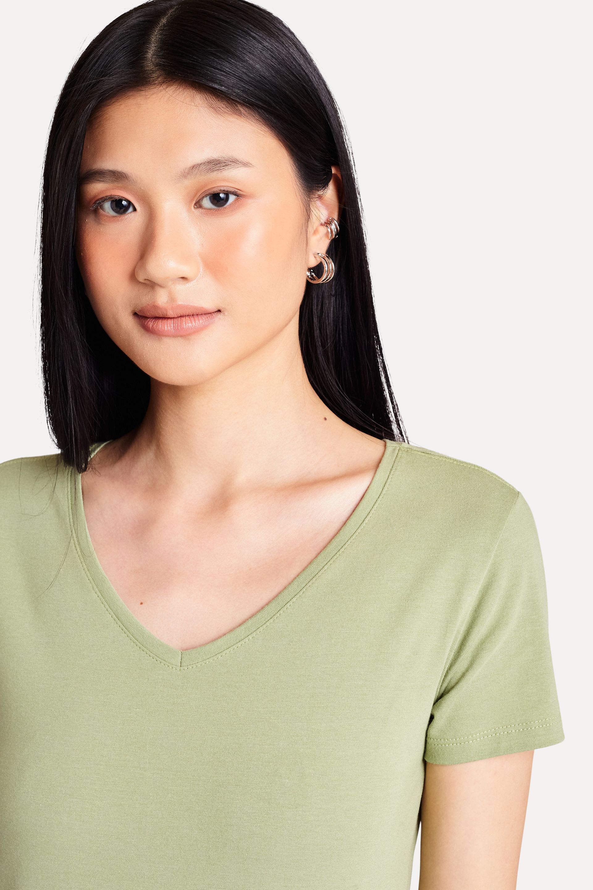 Camiseta Básica Feminina Simples + de Manga Curta com Decote V
